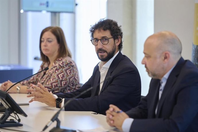 El director del área de energía del ITG, Santiago Rodríguez; el coordinador de Unidad de Energía y responsable de Desarrollo de Negocio de Inegi de Portugal, Ricardo Barbosa; y la jefa de Proyectos del Laboratorio de Energía del INTA, Rosa María Rengel.