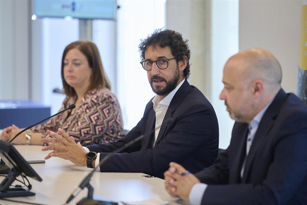 El director del área de energía del ITG, Santiago Rodríguez; el coordinador de Unidad de Energía y responsable de Desarrollo de Negocio de Inegi de Portugal, Ricardo Barbosa; y la jefa de Proyectos del Laboratorio de Energía del INTA, Rosa María Rengel.