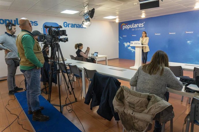 Archivo - Lourdes Ramírez, en rueda de prensa en el PP de Granada, en imagen de archivo