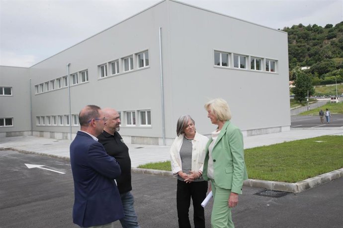 La consejera de Educación, Marina Lombó, visita las obras terminadas de los centros.
