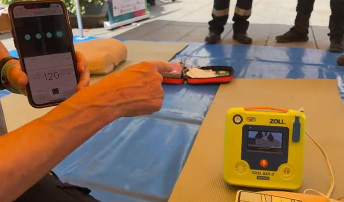 Herramientas adaptadas a personas sordas para practicar maniobra RCP.