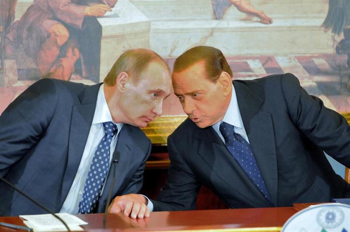 Archivo - El presidente ruso, Vladimir Putin (I), junto al primer ministro italiano, Silvio Berlusconi (D), en 2010