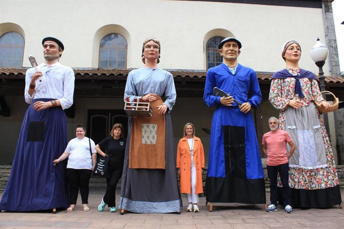 La alcaldesa, Amaia del Campo, y miembros de Erreka Ortu e Ibarrakaldu con los nuevos gigantes.
