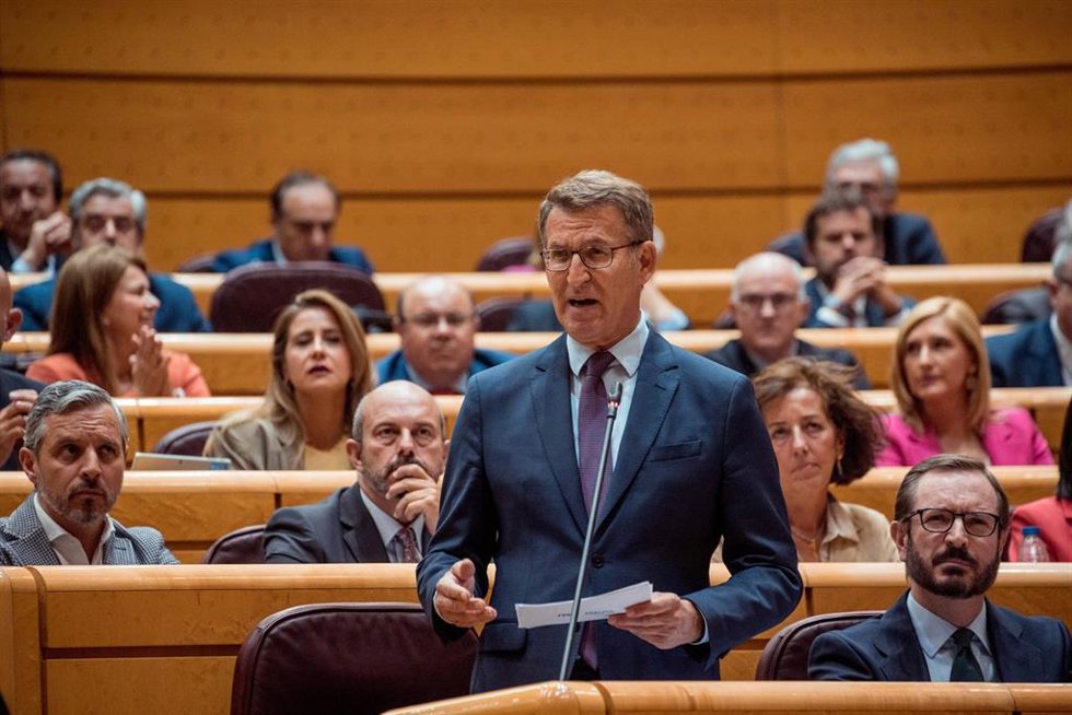 El presidente del Partido Popular, Alberto Núñez Feijóo, interviene durante una sesión plenaria en el Senado, a 16 de mayo de 2023, en Madrid (España). El jefe del Ejecutivo y el líder de PP protagonizan un nuevo debate parlamentario a escasos doce días