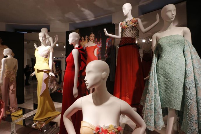 Algunos diseños de la exposición El Secreto del Glamour. Hannibal Laguna. 35 años de moda, en Alicante.