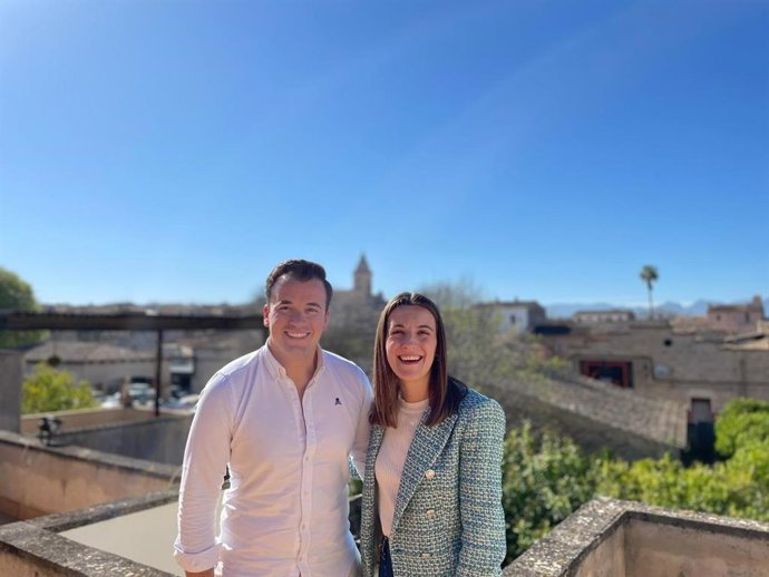 Archivo - Toni Ferregut, candidato del PP a la alcaldía de Sencelles, y Joana Oliver, número dos en su lista