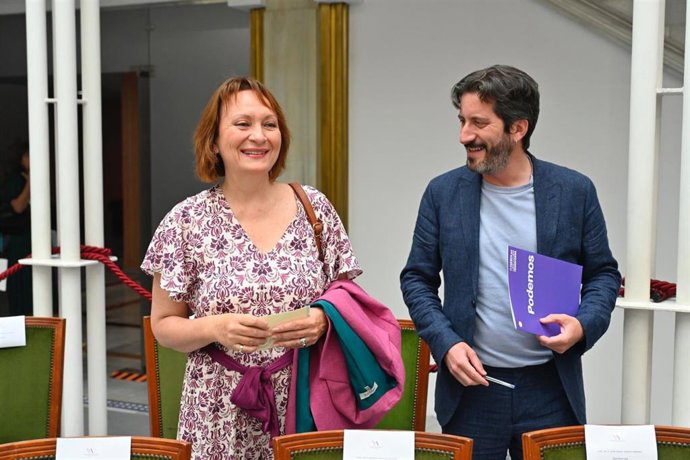 Los diputados de Podemos, María Marín y Víctor Egío