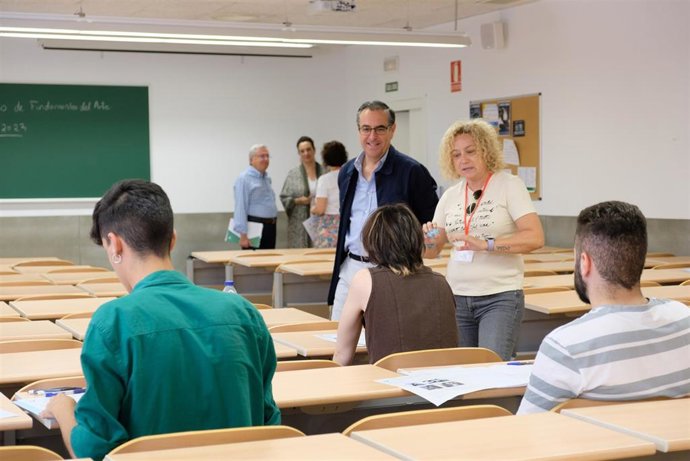 El delegado de Desarrollo Educativo y Formación Profesional y de Universidad, Investigación e innovación en Málaga, Miguel Briones, acompañado de la secretaria general provincial de Universidad, Investigación e Innovación, María Jesús Vera.
