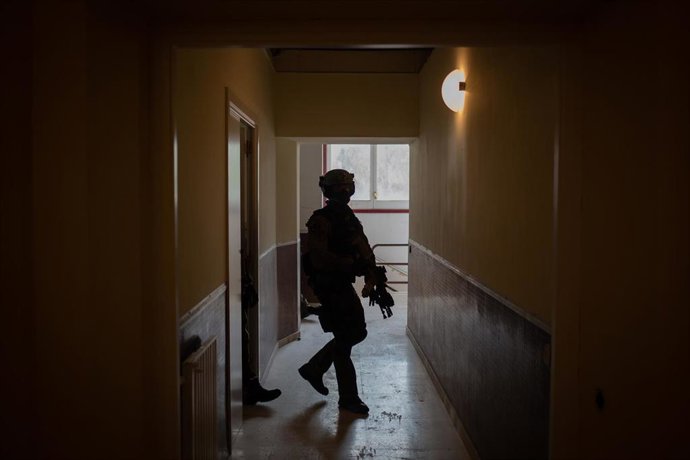 Archivo - Un miembro del Grupo Especial de Intervención (GEI) de los Mossos dEsquadra, durante un día de entrenamiento en el Complejo Egara, en Sabadell Barcelona, Catalunya (España), a 3 de marzo de 2021. 