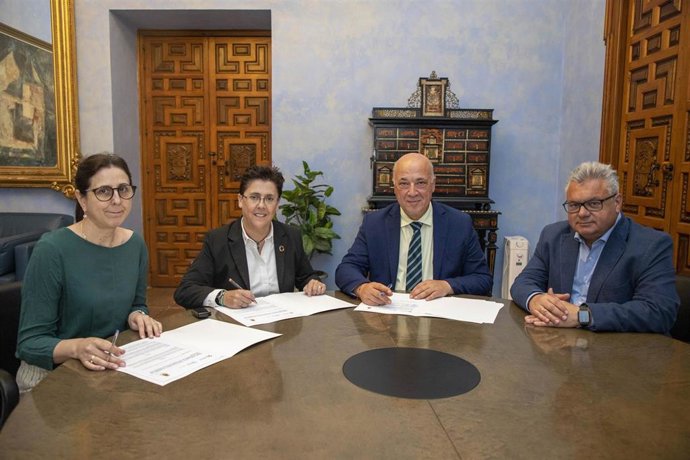 El presidente en funciones de la Diputación de Córdoba, Antonio Ruiz (segundo por la dcha.), en la firma con el Ayuntamiento de Fuente Tójar.