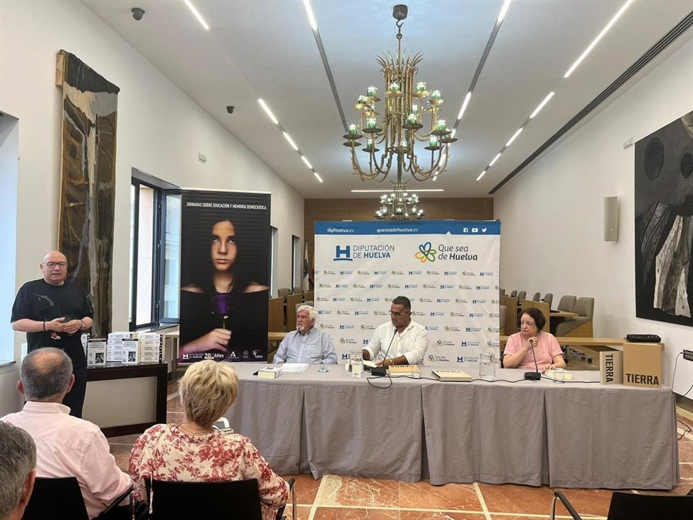 Presentación del libro 'Víctimas mortales del franquismo de/en la provincia de Huelva', del investigador y presidente de la Asociación de Memoria Histórica de la Provincia de Huelva, Fernando Pineda Luna.