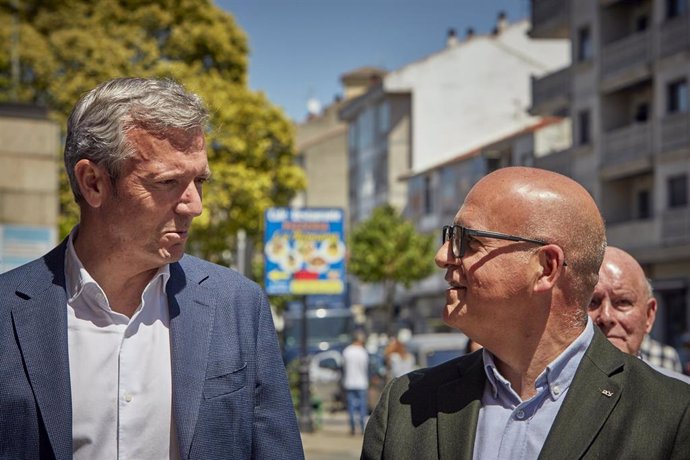 El presidente del PPdeG, Alfonso Rueda (i) y el presidente provincial del PP de Ourense, Manuel Baltar (d), durante un paseo por el municipio de Xinzo de Limia, a 23 de mayo de 2023, en Xinzo de Limia, Ourense, Galicia (España). Este acto se enmarca de 