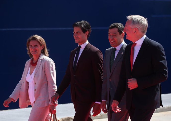 El presidente de la Junta de Andalucía, Juanma Moreno, (2d) junto a vicepresidenta tercera del Gobierno de España, Teresa Ribera, (i) durante las jornadas de trabajo tituladas 'Acelerando la transición energética de Europa. Corredor Marítimo de Hidrógen