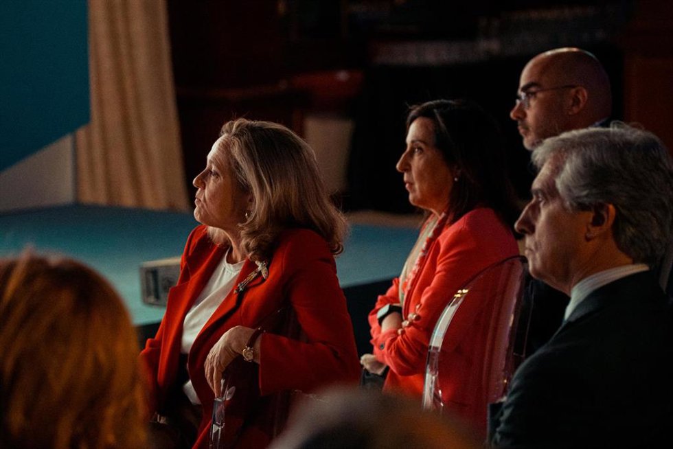 (I-D) La vicepresidenta primera y ministra de Asuntos Económicos y Transformación Digital, Nadia Calviño, la ministra de Defensa, Margarita Robles, y el presidente ejecutivo de PRISA, Carlos Núñez, durante la segunda jornada de la celebración del 45 an