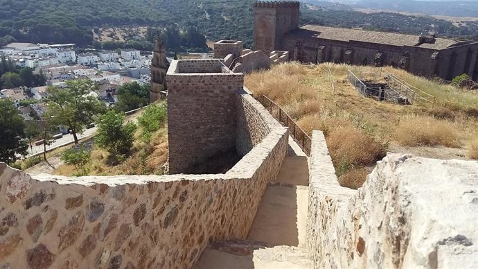 Archivo - Muralla norte recuperada en el Castillo Aracena (Huelva).