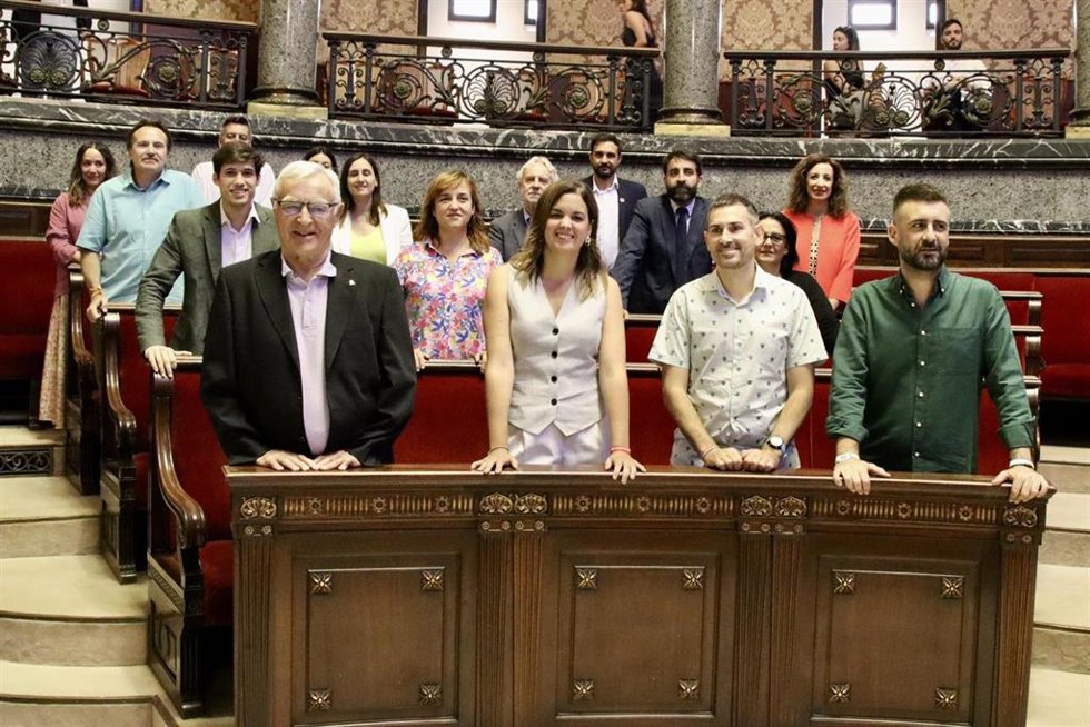 El alcalde de Valncia en funciones, Joan Ribó, y la vicealcaldesa en funciones, Sandra Gómez, junto al resto de miembros del Govern del Rialto en el último pleno del Ayuntamiento de la ciudad antes del cambio en el ejecutivo local tras el 28M.