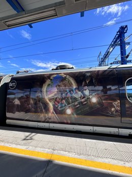 AVE decorat amb la publicitat d'Uncharted