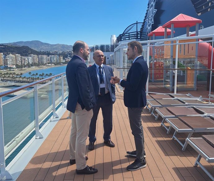 Fernando Pacheco, director de MSC Cruceros en España; Carlos Rubio, presidente de la Aautoridad Portuaria de Málaga y Jonathan Gómez-Punzón, director del Área de Turismo del Ayuntamiento de Málaga.