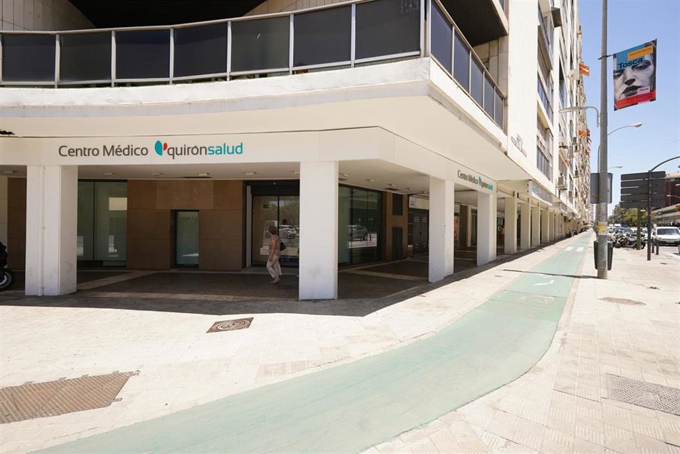 Fachada del nuevo centro de Quirónsalud en la avenida República Argentina.
