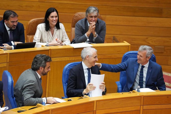 El presidente de la Xunta de Galicia, Alfonso Rueda (1d), junto al conselleiro de Industria,  Francisco Conde (2d), durante una sesión de control de la cámara gallega, a 14 de junio de 2023, en Santiago de Compostela, A Coruña, Galicia (España).  Franci