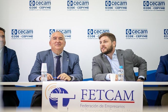 El presidente de Fetcam, Carlos Marín, y el consejero de Fomento, Nacho Hernando,