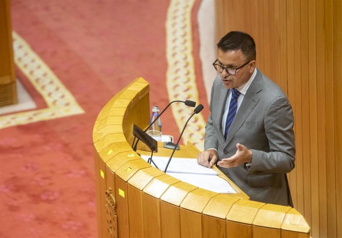 O conselleiro do Medio Rural, José González, responde no Pleno unha interpelación sobre a prevención de incendios.