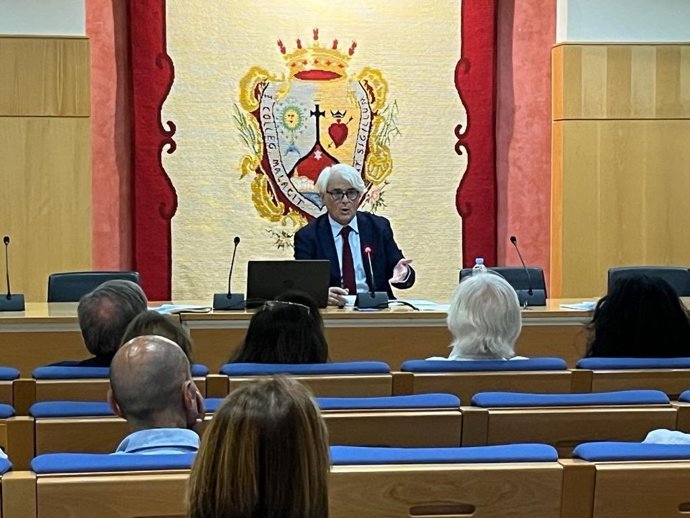 El decano de la Abogacía de Málaga, Salvador González, en la reunión para abordar las preocupaciones que está generando el sistema de prestaciones de la Mutualidades de la Abogacía.