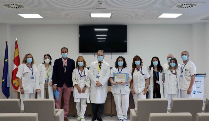 Entrega del premio de la Asociación Española de Técnicos de Laboratorio en Salamanca.