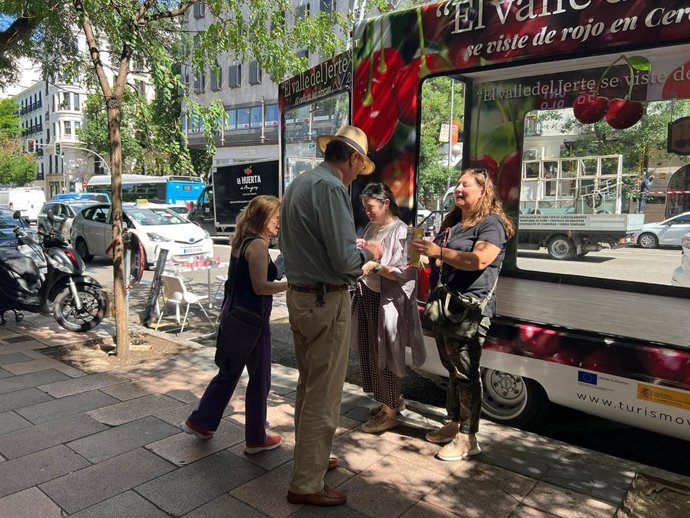 La D.O.P Cereza del Jerte reparte picotas en Madrid para resaltar la calidad de la cosecha salvada