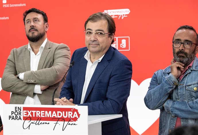 El presidente extremeño en funciones, Guillermo Fernández Vara, interviene durante una rueda de prensa tras la reunión del Comité Ejecutivo Regional del PSOE de Extremadura, en la sede regional del PSOE.