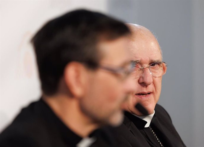 El recién nombrado arzobispo de Madrid, José Cobo (i) y su antecesor Carlos Osoro (d), durante una rueda de prensa.