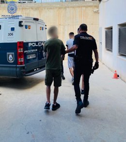 Unos de los cinco jóvenes detenidos en Ibiza por amenazar y agredir a los trabajadores de empresas náuticas.