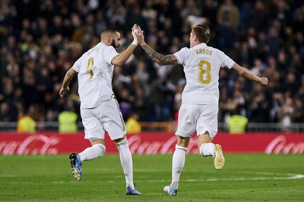 Archivo - Los jugadores del Real Madrid Karim Benzema y Toni Kroos celebran un gol en la temporada 2019-2020. 