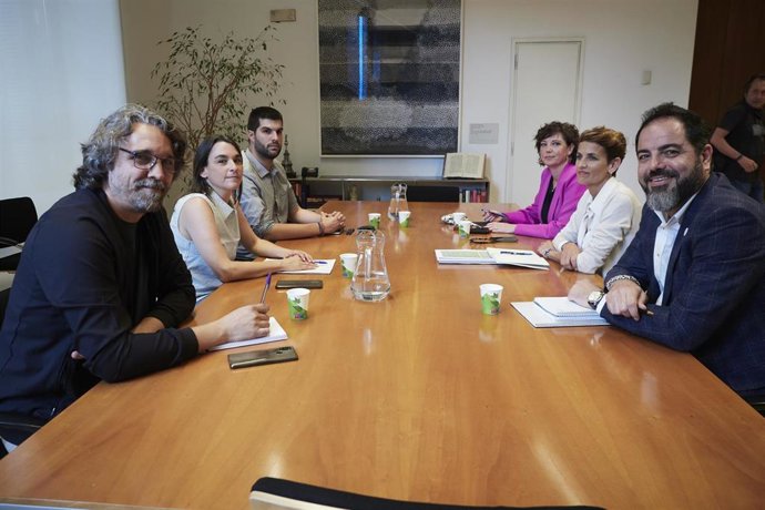 Una delegación del PSN, encabezada por María Chivite, y otra de Contigo Navarra, con Begoña Alfaro, se reúnen en el Parlamento de Navarra.