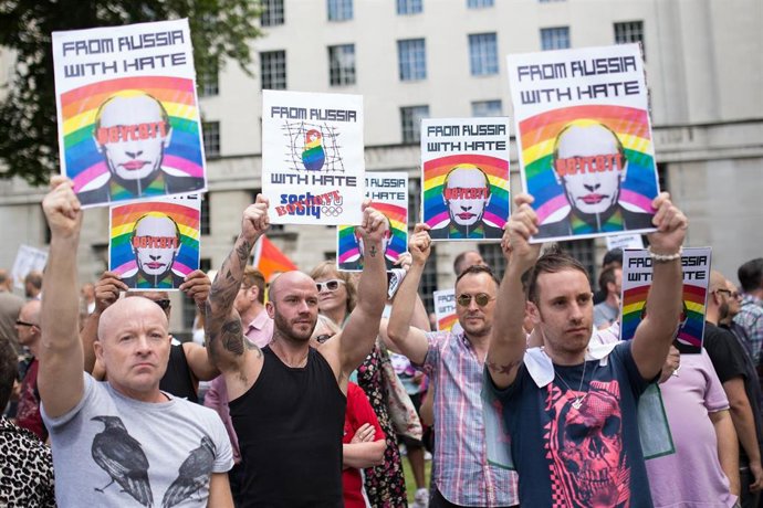 Archivo - Una manifestación en Londres contra las medidas represivas anti-LGBT aprobadas en Rusia