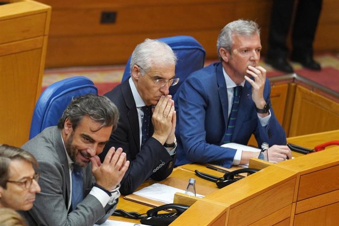 (I-D) El vicepresidente de  la Xunta de Galicia, Diego Calvo; el conselleiro de Industria, Francisco Conde; y el presidente de la Xunta, Alfonso Rueda; durante una sesión de control de la cámara gallega, a 14 de junio de 2023, en Santiago de Compostela.