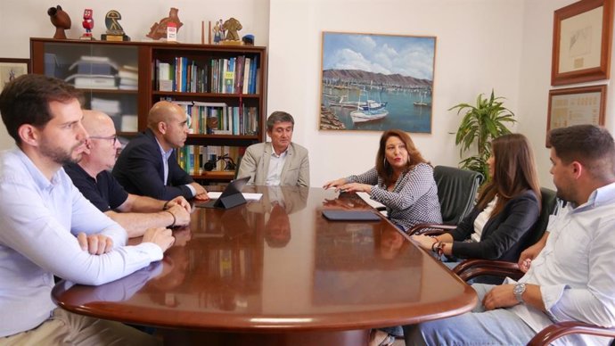 El alcalde de Adra, Manuel Cortés, se reúne con la consejera de Agricultura, Carmen Crespo.