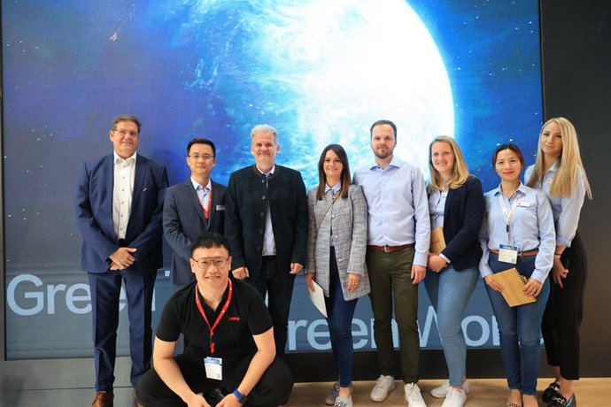 Nick Wang (LONGi Solar), 2nd from left | Christian Bairhuber (CEO, Energy 3000), 3rd from left | Michael Bairhuber (Energy 3000), 4th from right