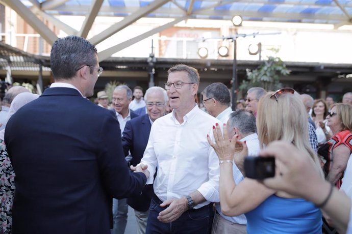 Archivo - El presidente del Partido Popular, Alberto Núñez Feijóo (c), saluda a su llegada a un acto de precampaña del Partido Popular, a 5 de mayo de 2023, en Melilla (España). El acto se celebra de cara a las próximas elecciones municipales y autonómi