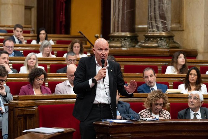 El conseller de Acción Climática, Alimentación y Agenda Rural de la Generalitat, David Mascort, en el pleno del Parlament