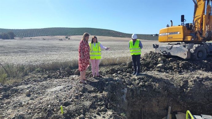 La delegada territorial de Fomento, Articulación del Territorio y Vivienda de la Junta, Cristina Casanueva (centro), visita las obras de la A-3125.