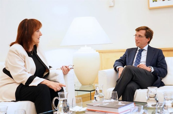 El alcalde de Madrid en funciones, José Luis Martínez-Almeida, se reúne, con la vicepresidenta de la Comisión Europea para Democracia y Demografía, Dubravka Suica