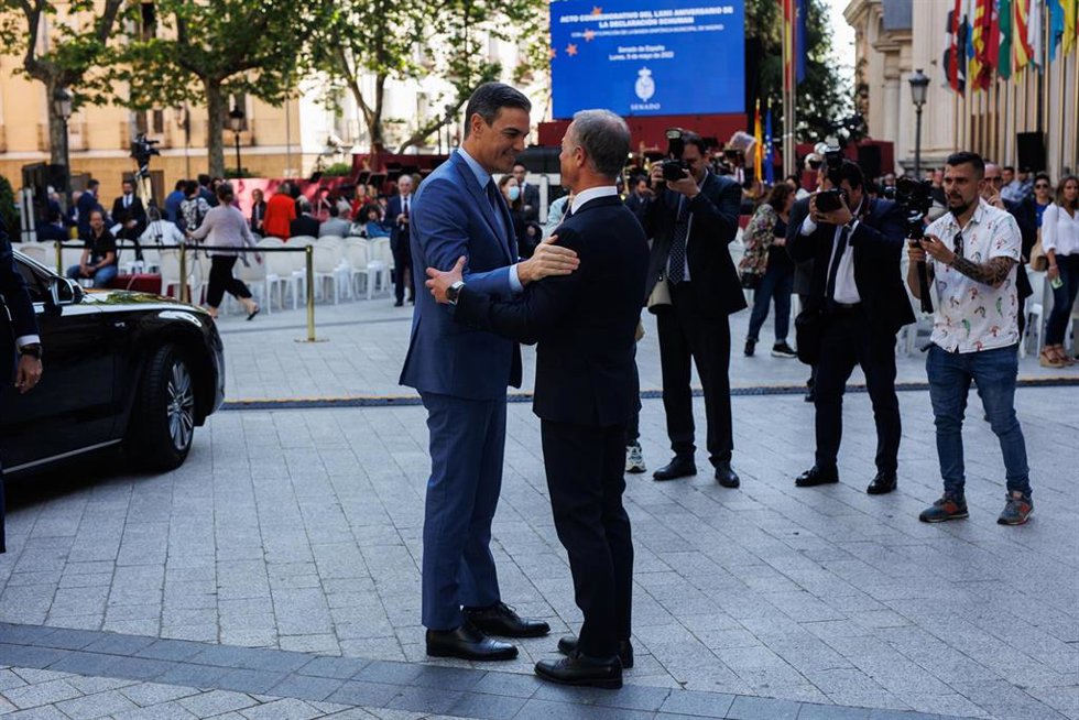 Archivo - El presidente del Gobierno, Pedro Sánchez (i), y el presidente del Senado, Ander Gil (d), se saludan a su llegada a la celebración del LXXII Aniversario de la Declaración Schuman con motivo del Día de Europa, en el Senado, a 9 de mayo de 2022,