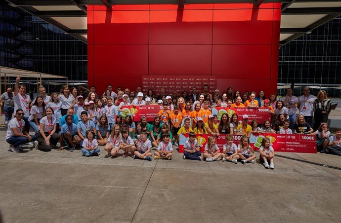 El CEIP Ramón y Cajal de Guarnizo gana la III edición del 'SuperReto DigiCraft' de Vodafone