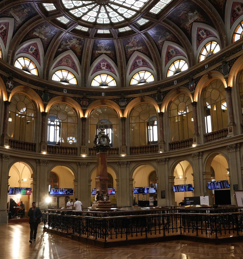 Paneles del Ibex 35 en el Palacio de la Bolsa, en el Palacio de la Bolsa, a 26 de mayo de 2023, en Madrid (España). El Ibex 35 ha iniciado la sesión de hoy con una subida del 0,28%, lo que ha llevado al selectivo a situarse en los 9.141,9 puntos, en una