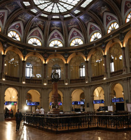 Paneles del Ibex 35 en el Palacio de la Bolsa, en el Palacio de la Bolsa, a 26 de mayo de 2023, en Madrid (España). El Ibex 35 ha iniciado la sesión de hoy con una subida del 0,28%, lo que ha llevado al selectivo a situarse en los 9.141,9 puntos, en una