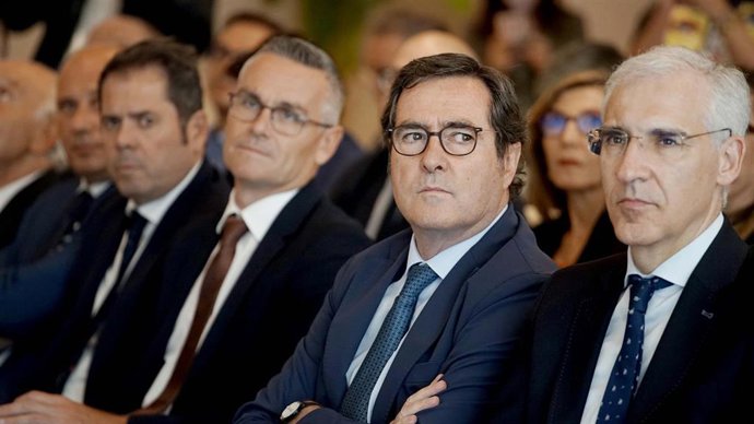 El presidente de la CEOE, Antonio Garamendi (2d) y el vicepresidente primero y conselleiro de Economía, Industria e Innovación, Francisco Conde (1d), en Vigo. 