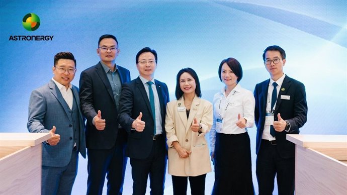 Astronergy team (three in right) pose for a photo with TÜV Rheinland team to celebrate the two sides' cooperation on zero-carbon factories.