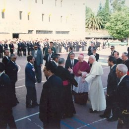 El papa Juan Pablo II a su llegada al Colegio Colón Maristas Huelva.