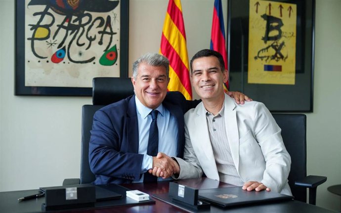El presidente del FC Barcelona, Joan Laporta, y el entrenador del Bara Atltic, Rafa Márquez